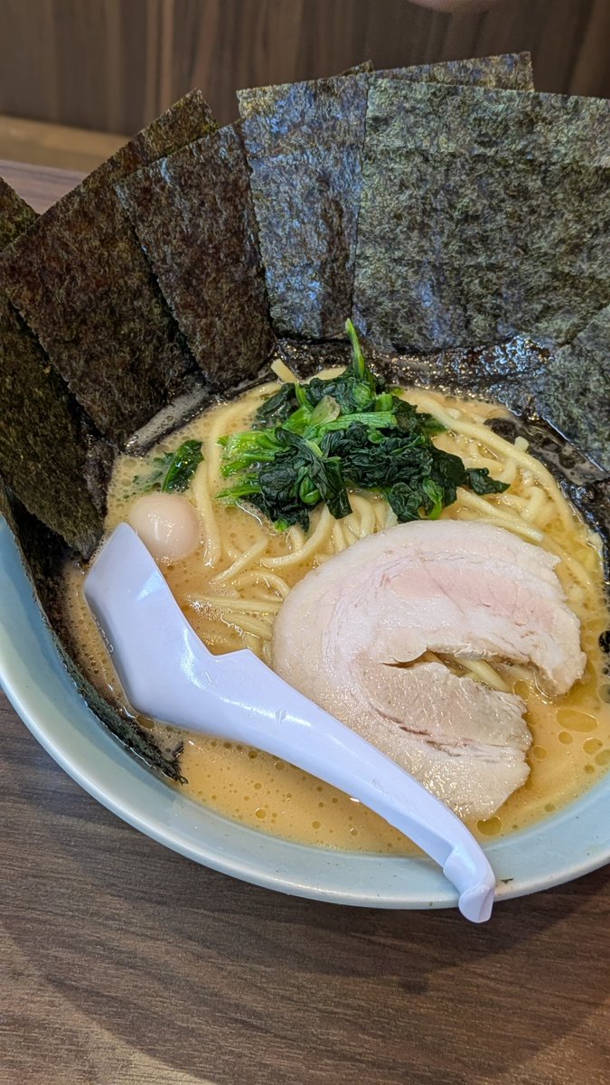 hiwpXvddcHvUtZP's tweet photo. 魂心家　千曲店
毎月11日は麺大盛無料祭！
ということで醤油ラーメンとつけ麺を大盛りに
ライスも無料だしありがてぇ〜
うちの6歳児も美味いと言うマイルドな家系ラーメン
味がブレないので時々食べたくなります
個人的には塩が好き
美味しかったです https://t.co/zoEauMsyuq