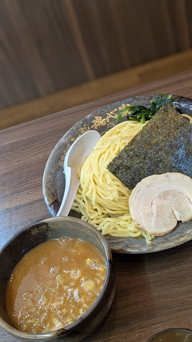 hiwpXvddcHvUtZP's tweet photo. 魂心家　千曲店
毎月11日は麺大盛無料祭！
ということで醤油ラーメンとつけ麺を大盛りに
ライスも無料だしありがてぇ〜
うちの6歳児も美味いと言うマイルドな家系ラーメン
味がブレないので時々食べたくなります
個人的には塩が好き
美味しかったです https://t.co/zoEauMsyuq