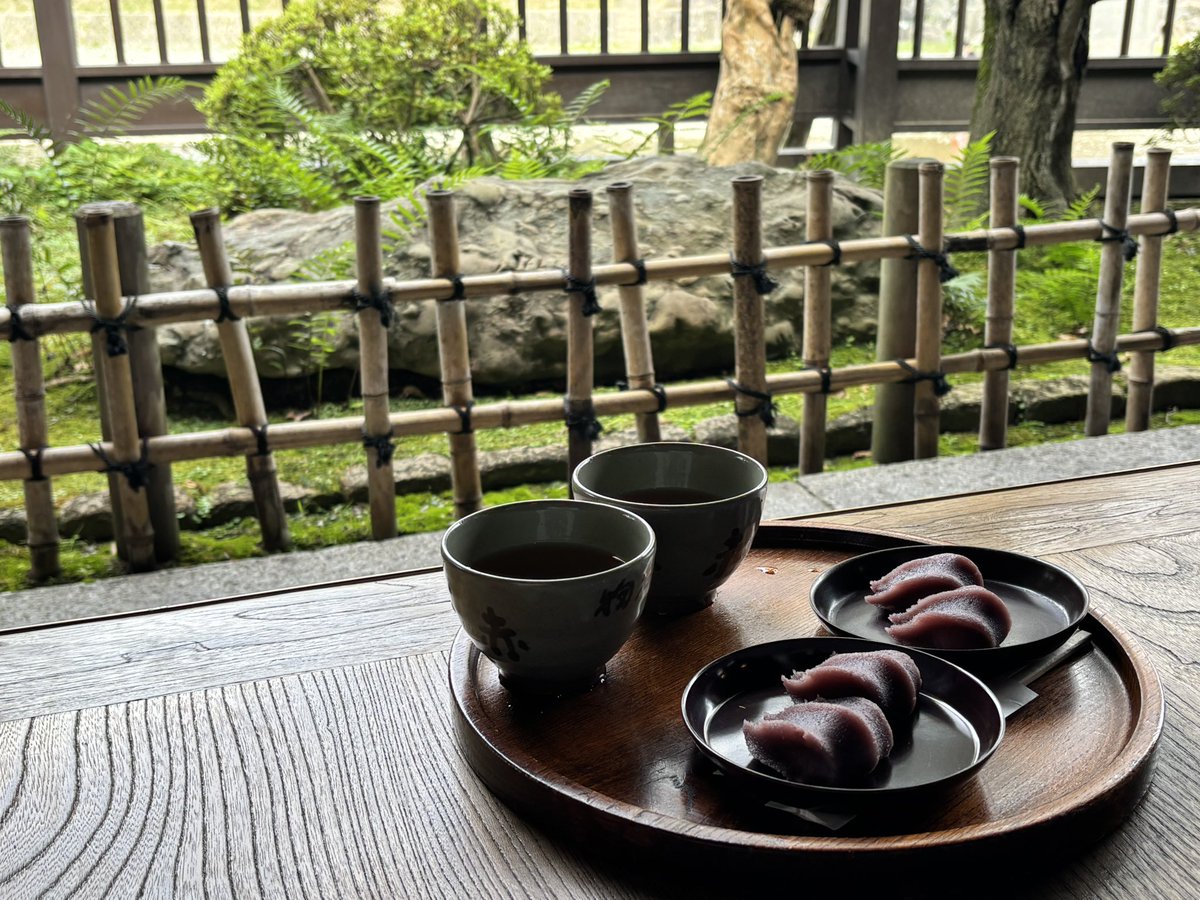 glasscatfish's tweet photo. 五十鈴川はきれいですね。
定番の赤福、本店で400円。 https://t.co/GknvBolQ9W