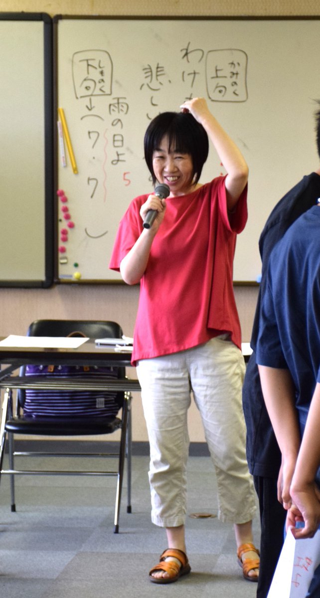 shiikabun's tweet photo. 本日、梶原さい子先生の「短歌入門講座 2026」第1回を開講しました。今回は５・７・５・７・７のパーツごとに何人かで短歌を作るリレー短歌にも挑戦。幅広い年代の方にご参加いただきました。次回は7月19日（日）で、第1回と曜日が異なっております。受講生の皆さまはご注意ください！ https://t.co/PZiEyQwOis