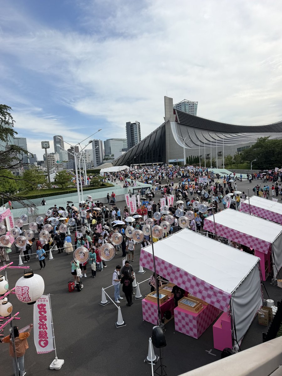Pen1tyan's tweet photo. 現着！これから屋台とか行きます。時間が足りない💦
#FRUITSZIPPER #ラボセ https://t.co/1rFAq2UP7L