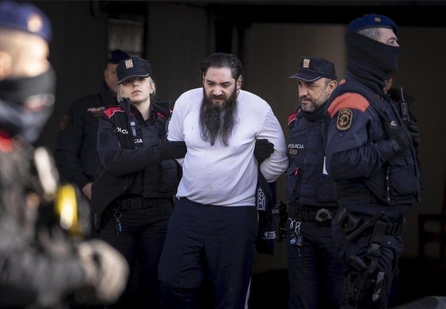 XFargas's tweet photo. Ultima Hora
Un gihadista detingut a Barcelona dins una operació contra Estat Islàmic. 

Quatre arrestats, tots joves, altament radicalitzats, difonien propaganda gihadista, s'adoctrinaven i enaltien el terrorisme a les xarxes. 

Aquesta és la Catalunya que Illa ven com un èxit. 
Desperta Ferro - Visca Catalunya
