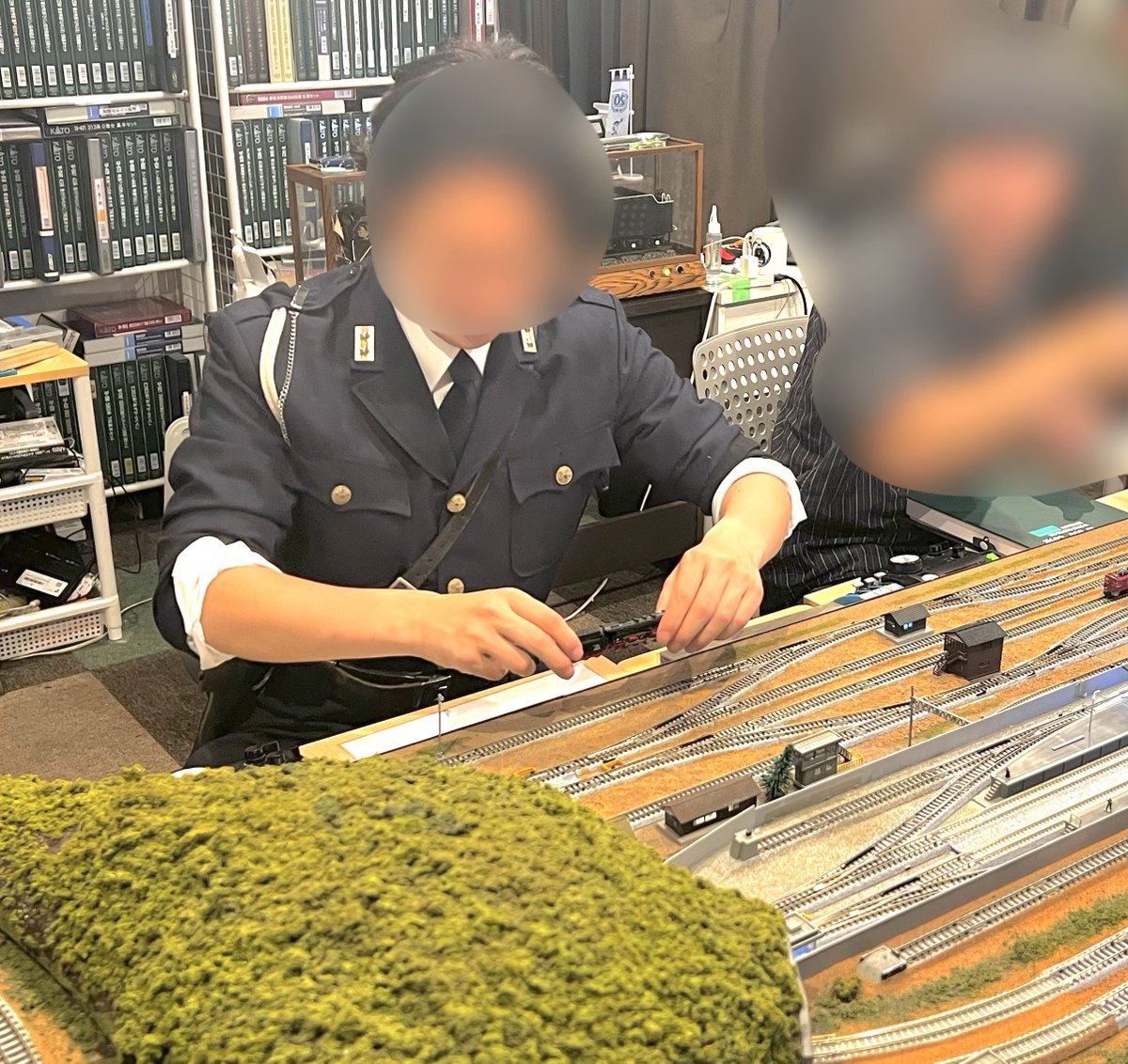WANIGUNNSOU's tweet photo. 今日は人生で初めて鉄道模型の貸切運転会に遊びに来たんですが、あまりにもこち亀で見た光景すぎるな…と思って昭和期の警察装備を持ってきたら想像以上にこち亀でした。 https://t.co/dKfC7VD2dp