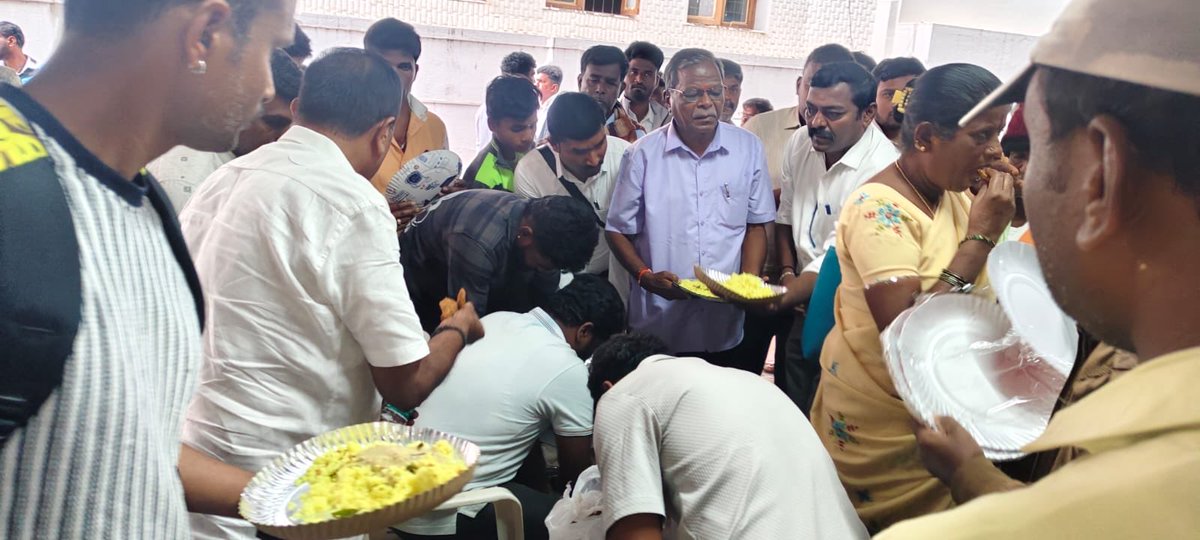 VenugopalMaurya's tweet photo. ಇಂದು ಬೆಳಿಗ್ಗೆ 9 ಗಂಟೆಗೆ ಪಿಟಿಸಿ ಎಲ್ ಕಾಯ್ದೆ ಭೂಮಿ ವಂಚಿತರ ಹೋರಾಟ ಸಮಿತಿ ಯಿಂದ ಮಾನ್ಯ ಉಪ ಮುಖ್ಯ ಮಂತ್ರಿಗಳು ಹಾಗೂ ಕಂದಾಯ ಇಲಾಖೆಯ ಸಚಿವರಾದ ಡಾ. ಜಿ. ಪರಮೇಶ್ವರ ಸರ್ ರವರನ್ನು ಬೇಟಿ ಮಾಡಲು ಸದಾಶಿವ ನಗರದಲ್ಲಿರುವ ಸರ್ಕಾರಿ ಬಂಗಲೆ ಯಲ್ಲಿ ಕಾದು ಕುಳಿತು ,ನಾವೆ ಬೆಳಿಗ್ಗೆ ತಿಂಡಿ ತಂದು ,ತಿಂದು ಮಾನ್ಯ ಸಚಿವರ ದರ್ಶನಕ್ಕಾಗಿ ಇಲ್ಲೇ ಕುಳಿತಿದ್ದೇವೆ. 

ಈಗ ಸಮಯ 12 ಗಂಟೆ ಕಾದು ಕುಳಿತಿದ್ದೇವೆ.
@SWDGoK @CMofKarnataka @DrParameshwara @siddaramaiah @PriyankKharge @CMahadevappa @HariprasadBK2 @INCKarnataka @BJP4Karnataka @kharge @DKShivakumar