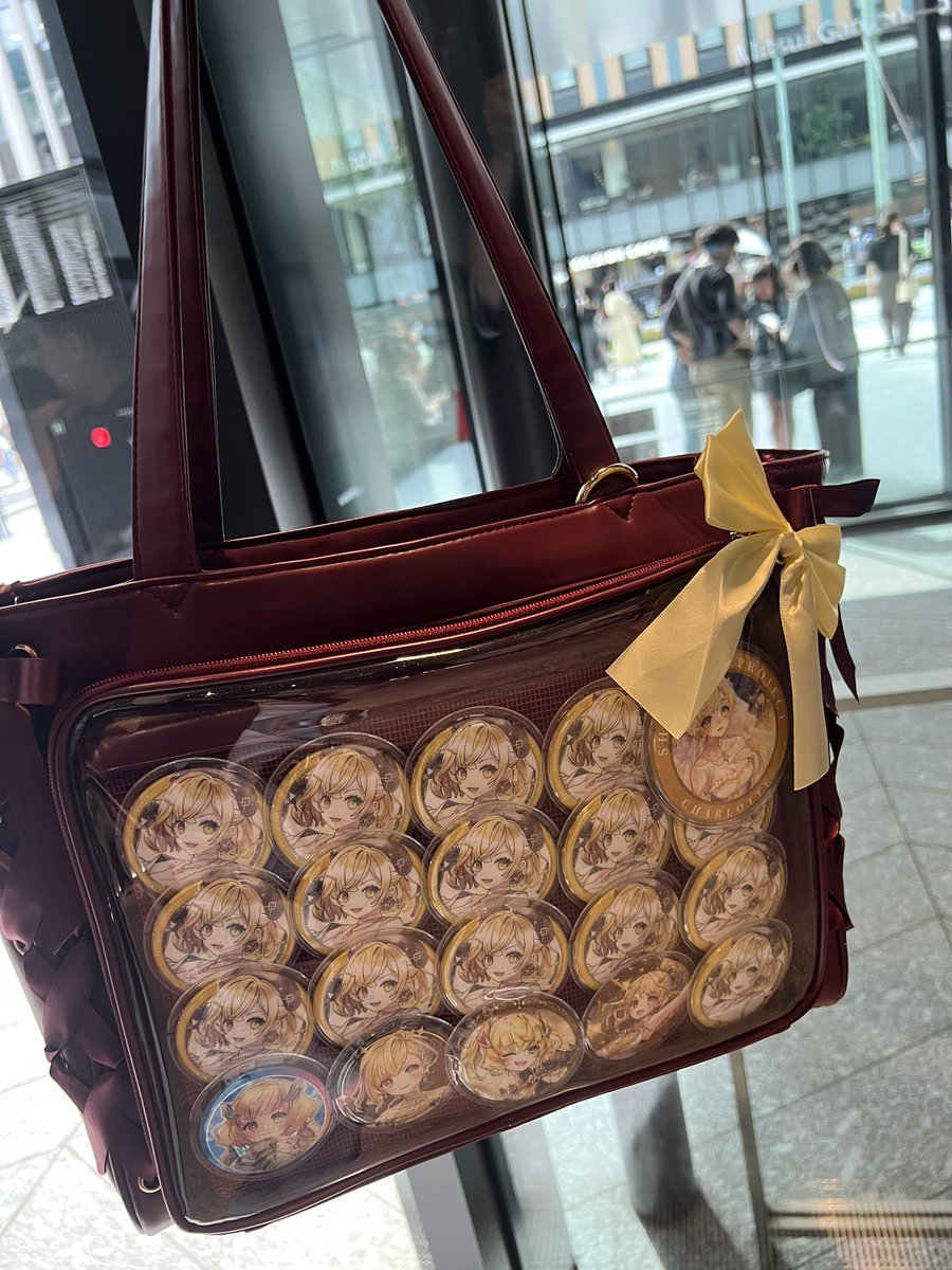 tk37165558's tweet photo. 受付終わらせて、シャルちゃんと一緒に記念に一枚撮って来ました！(๑˃̵ᴗ˂̵)
フォロワーさん、いないかな・・・？|ω・)ﾁﾗｯ
シャルちゃんの痛バ持って、エスカレーター前にいます！(￣^￣)ゞ https://t.co/J8YjwI1U8k