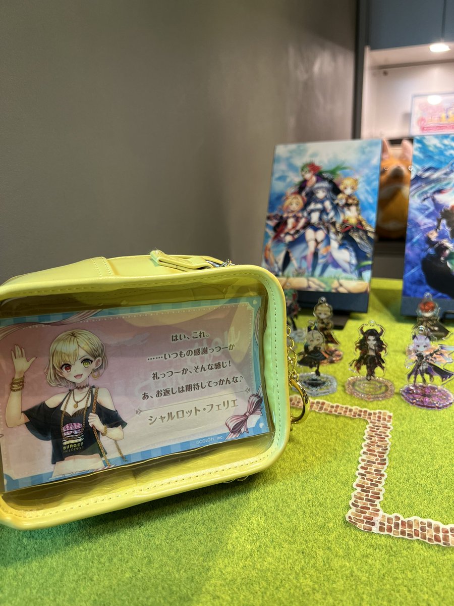 tk37165558's tweet photo. 受付終わらせて、シャルちゃんと一緒に記念に一枚撮って来ました！(๑˃̵ᴗ˂̵)
フォロワーさん、いないかな・・・？|ω・)ﾁﾗｯ
シャルちゃんの痛バ持って、エスカレーター前にいます！(￣^￣)ゞ https://t.co/J8YjwI1U8k