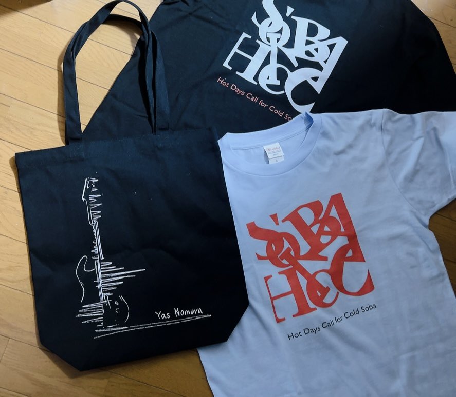 JBp61t's tweet photo. 昨日ロン毛ーず渋谷にて、
hicoサマーTとYasさんのトート購入しました🎶
ひこにゃんのTシャツは如何にも通販倉庫から届いたばかりな感じでビニールにパッケージされてたのが逆に良かった😇
私は身長150cmで
水色→S
黒→M
を購入したけど
タイトに着たい場合はXSでも良いかも?🤔
#hico
#YasNomura https://t.co/j7r2B6NLCb
