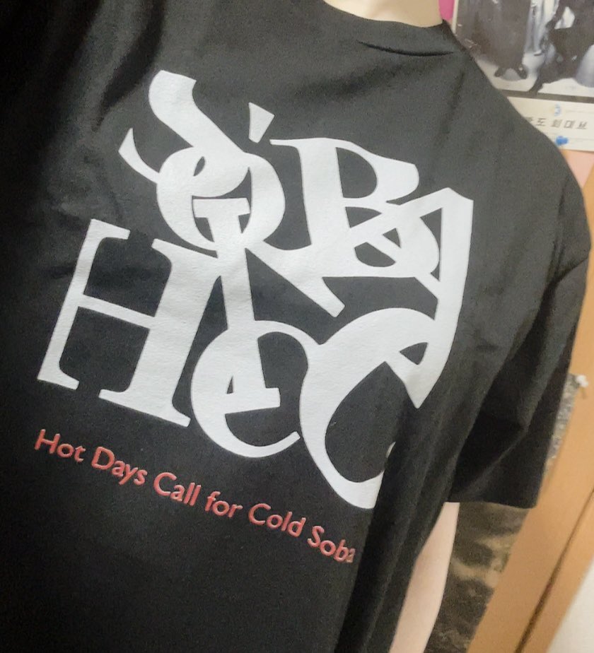 JBp61t's tweet photo. 昨日ロン毛ーず渋谷にて、
hicoサマーTとYasさんのトート購入しました🎶
ひこにゃんのTシャツは如何にも通販倉庫から届いたばかりな感じでビニールにパッケージされてたのが逆に良かった😇
私は身長150cmで
水色→S
黒→M
を購入したけど
タイトに着たい場合はXSでも良いかも?🤔
#hico
#YasNomura https://t.co/j7r2B6NLCb