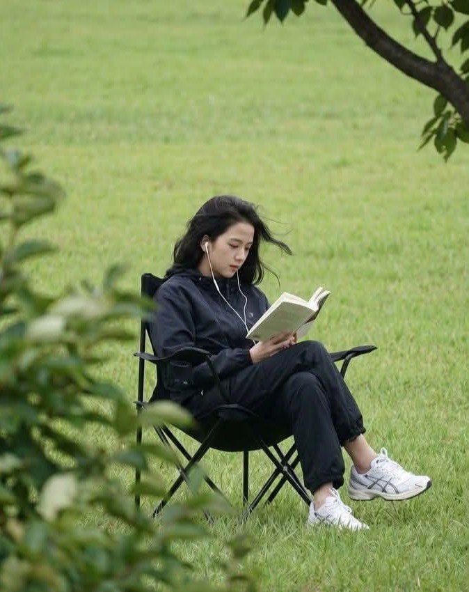 sooyaland103's tweet photo. Book lover📚😍 https://t.co/Cp8umgTObb