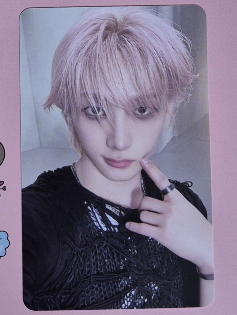 dailyparksungho's tweet photo. these two pink hair sungho photocards are going straight to the hall of fame https://t.co/q4I7SmWVXq