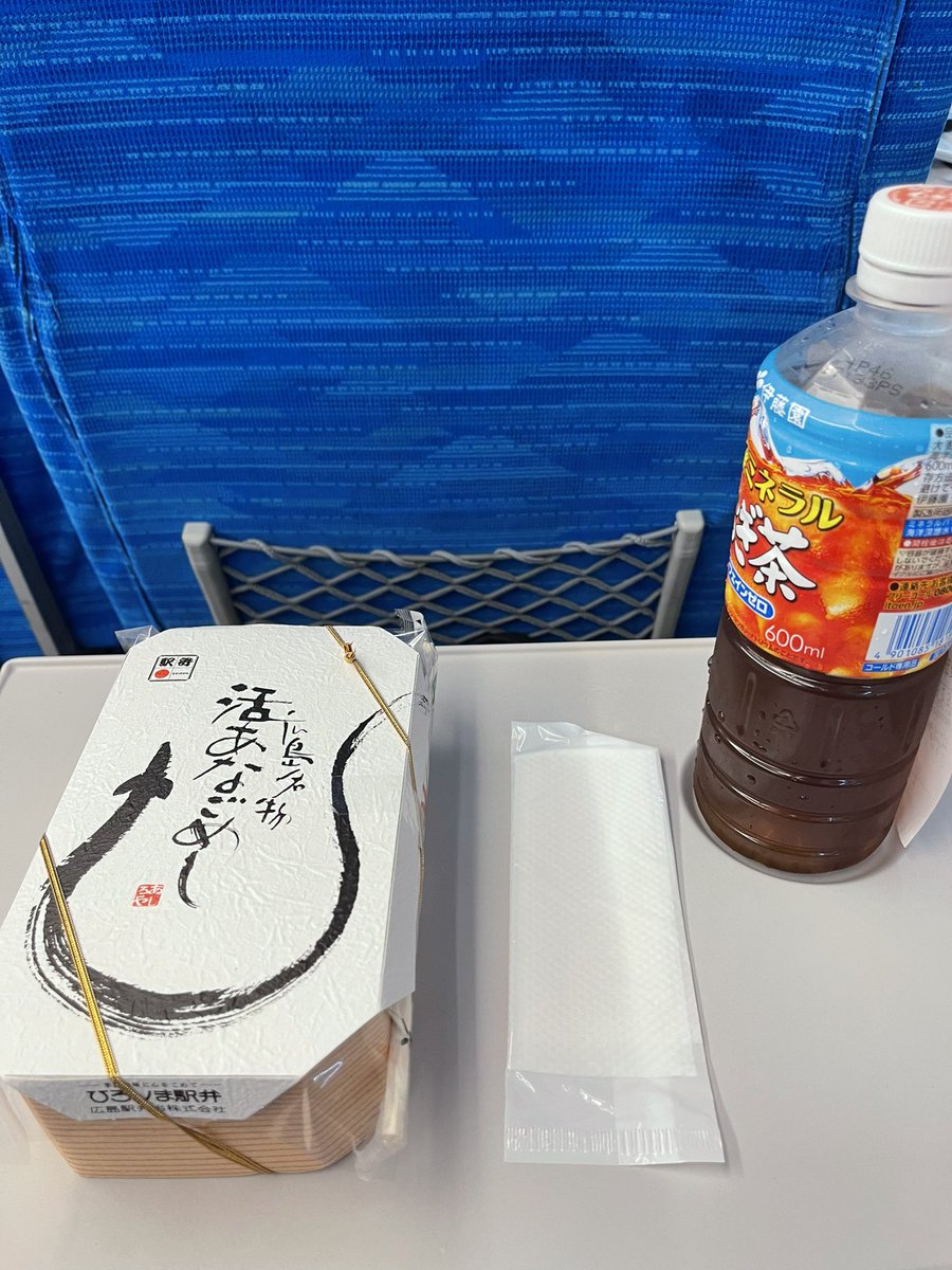 eihiro4554's tweet photo. 広島離れます。
夜のさやかりん生誕祭も入りたかったのですが、チケット🎫売り切れだったので、早々に帰宅します。
今日は遅い昼ごはんに買った穴子飯を
忘れずに新幹線乗り込みました。
久しぶりの劇場公演楽しかった😆。
次はいつ広島来れるかな？
 #りねたんおし #STU48 #アイドルの夜明け公演ゆきりか生誕祭