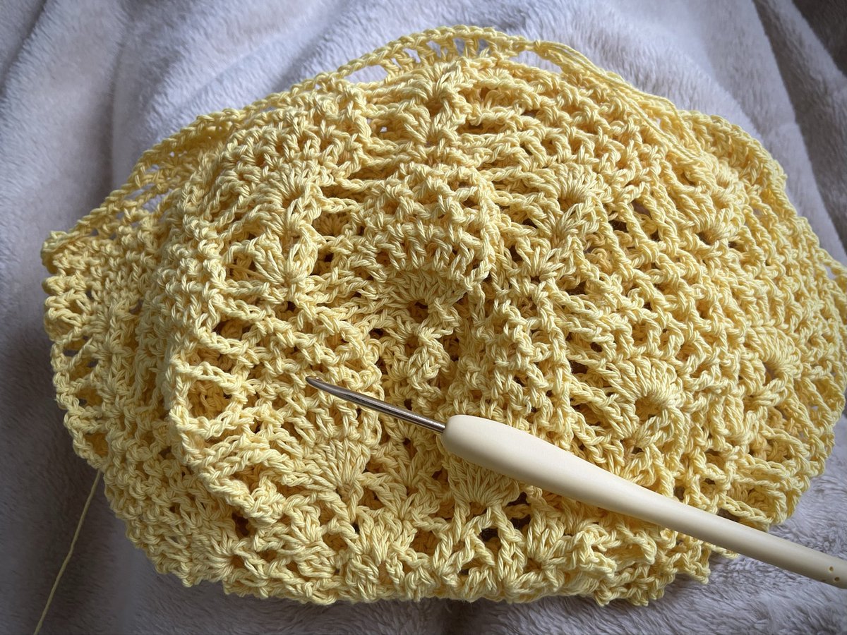 renkumo0052's tweet photo. 夏でもニッターはニッター🤭
パイナップル編みのバックを編み編み中🧶
我らのダイソーさんの『ロアン』綿、ポリエステルで涼しげな感じに。
参考動画『パイナップル編み』で検索しました。
#パイナップル編み
#ダイソー
 #かぎ針 https://t.co/mc3PJnSmUH
