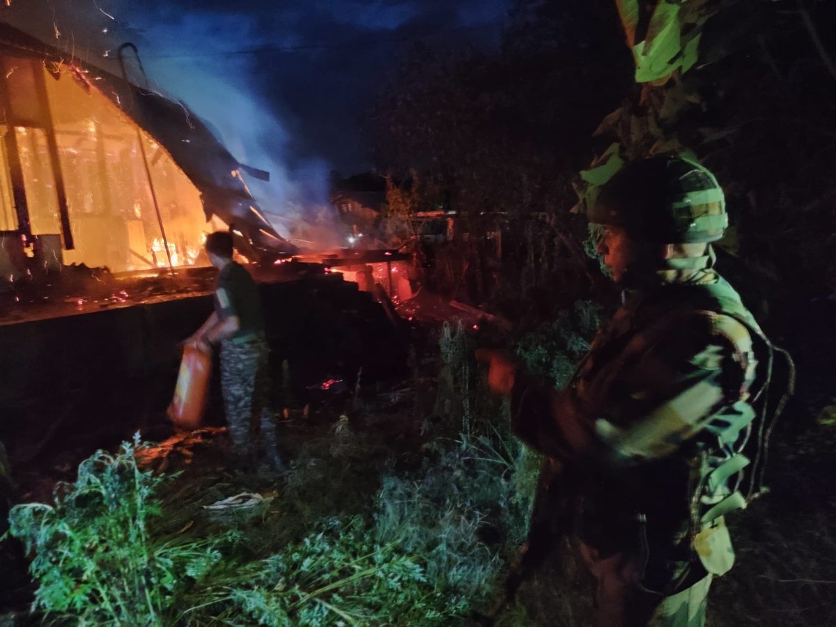 Spearcorps's tweet photo. 𝗦𝘄𝗶𝗳𝘁 𝗥𝗲𝘀𝗽𝗼𝗻𝘀𝗲, 𝗦𝗲𝗿𝘃𝗶𝗻𝗴 𝗜𝗻 𝗡𝗲𝗲𝗱

#AssamRifles under #SpearCorps, in coordination with Tirap Police and Fire Services, responded swiftly to a fire incident at Deomali, Tirap district, #ArunachalPradesh. The joint rescue effort helped contain the blaze, prevent further damage and ensure the safety of those affected, reaffirming Assam Rifles' commitment to humanitarian assistance and community welfare.

#SpearCorps के अंतर्गत #AssamRifles ने तिरप पुलिस एवं अग्निशमन सेवा के साथ संयुक्त रूप से #ArunachalPradesh के तिरप जिले के देवोमाली में आग लगने की घटना पर तुरंत कार्रवाई की। संयुक्त राहत एवं बचाव अभियान के माध्यम से आग पर शीघ्र नियंत्रण पाया गया, आगे होने वाले नुकसान को रोका गया तथा प्रभावित लोगों की सुरक्षा सुनिश्चित की गई। यह पहल मानवीय सहायता एवं जनकल्याण के प्रति असम राइफल्स की अटूट प्रतिबद्धता को दर्शाती है।

#IndianArmy #AssamRifles #SpearCorps #HumanitarianAssistance #DisasterResponse #ArunachalPradesh #NationFirst

@adgpi
@easterncomd
@official_dgar
@prodefgau
@HQ_IDS_India
@SpokespersonMoD
@DefenceMinIndia
@PIB_India