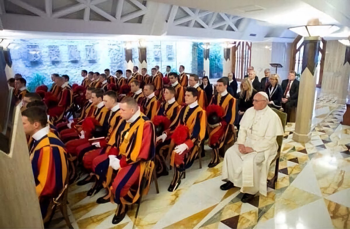 Argenpoirot's tweet photo. Argentina vs Suiza. 

En el mundial 2014 hubo el mismo partido, y se dio algo historico, el Papa Francisco fue junto a la guardia suiza a ver el partido. No pidio lugar de honor, uso una silla al costado, alguien saco una foto y fue historica. 

Ese día el Papa grito el 1-0 https://t.co/OAXoTasX22