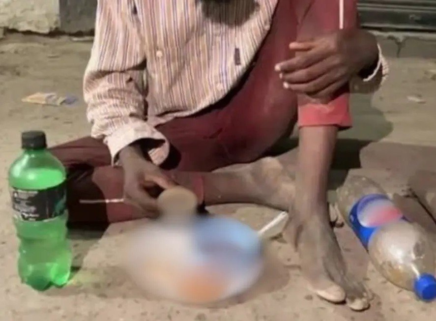 azizkavish's tweet photo. हैदराबाद में  भिखारियों को सिगरेट और बिरयानी का लालच देकर उनसे स्पर्म डो��ेट कराया जा रहा था।

जब कोई भिखारी या जरूरतमंद लोग उस क्लीक्निक की लालच पर वहां आता तो उसे बिरियानी खिलाया जाता उसके बाद उन्हें एक वाशरूम में बंद कर दिया जाता था, और कहा जाता था कि फ्री में बरियानी नहीं मिलती इसके बदले अपना स्पर्म दे कर बाहर जाओ।

पुलिस ने मौके से 16 स्पर्म सैंपल और कई संदिग्ध दस्तावेज बरामद किए हैं. इस काले कारोबार में शामिल क्लीनिक के स्टाफ और ऑपरेटर्स समेत कुल 7 लोगों को हिरा���त में लिया गया है