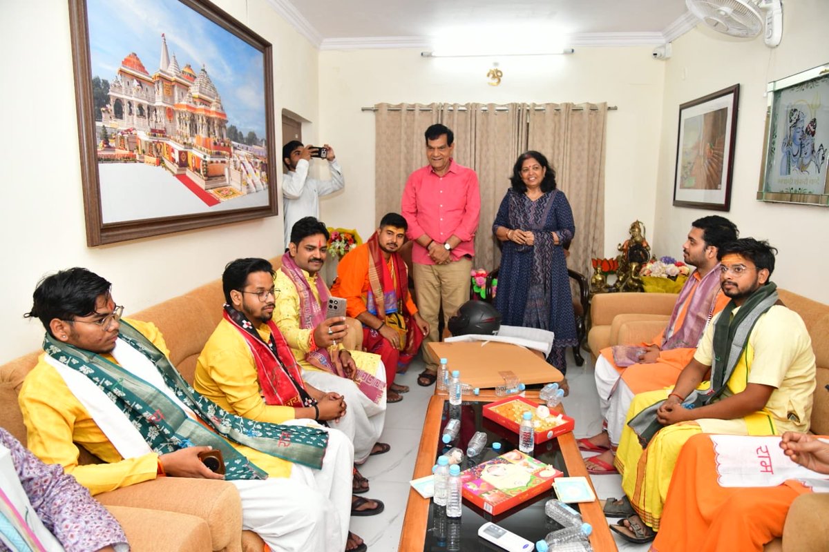 aksharmaBharat's tweet photo. कल मध्य रात्रि से ही भाजपा पदाधिकारियों, कार्यकर्ताओं, मित्रों एवं शुभेच्छुओं द्वारा मेरे जन्मदिन पर शुभकामना व बधाई संदेश प्राप्त हो रहे हैं।

दो दिन पूर्व से ही जनसेवा के विभिन्न कार्यों के माध्यम से एवं कल रात्रि में उपस्थित होकर मित्रों, शुभेच्छुओं और कार्यकर्ताओं ने मेरा जन्मदिन मनाया।
सभी का हृदय से आभार!

आप सबसे भी मेरा आग्रह है कि आप सबके द्वारा किए जा रहे कार्य जनता-जनार्दन की सेवा में हो।