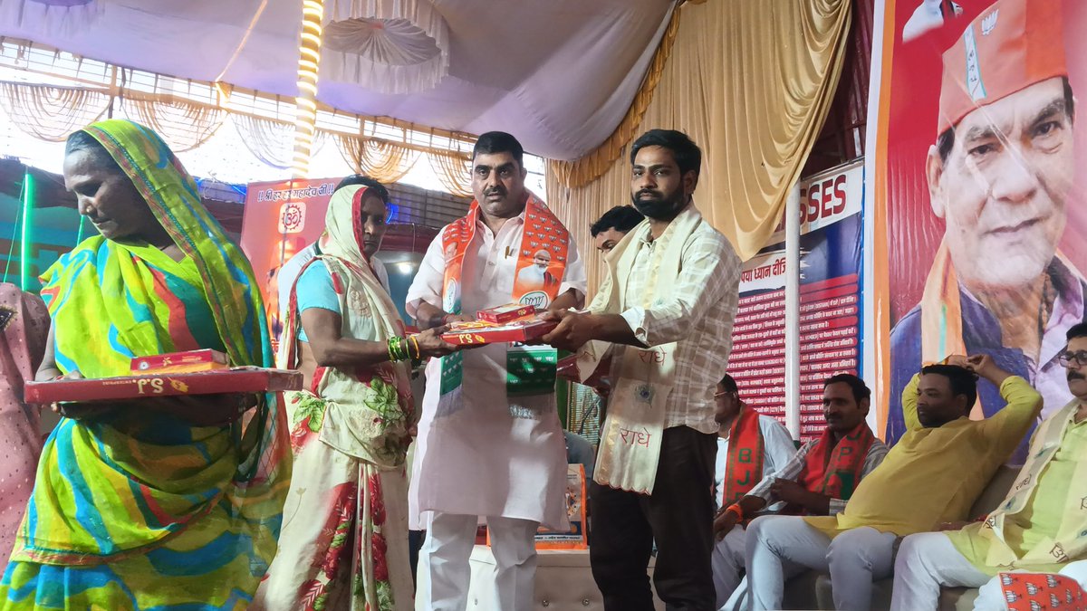 aksharmaBharat's tweet photo. कल मध्य रात्रि से ही भाजपा पदाधिकारियों, कार्यकर्ताओं, मित्रों एवं शुभेच्छुओं द्वारा मेरे जन्मदिन पर शुभकामना व बधाई संदेश प्राप्त हो रहे हैं।

दो दिन पूर्व से ही जनसेवा के विभिन्न कार्यों के माध्यम से एवं कल रात्रि में उपस्थित होकर मित्रों, शुभेच्छुओं और कार्यकर्ताओं ने मेरा जन्मदिन मनाया।
सभी का हृदय से आभार!

आप सबसे भी मेरा आग्रह है कि आप सबके द्वारा किए जा रहे कार्य जनता-जनार्दन की सेवा में हो।