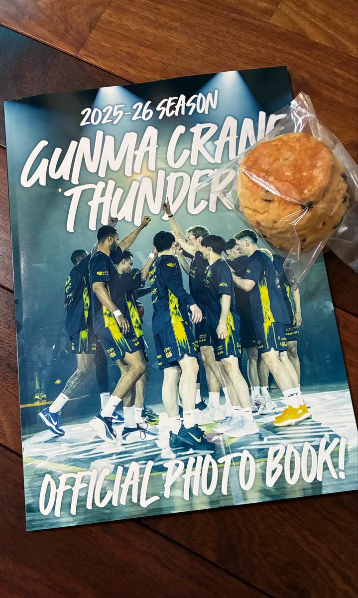 miririnko_515's tweet photo. 今日は@cocon_gunma さんの販売があると聞き、地元の某高級スーパーへ✨
ご店主のキムさんにご挨拶した後、「このスコーンがすごく好きなんですぅ」とカスクートを差し置いて言うバカ女🤣
もちろんカスクートも好きっす！笑

帰宅したらフォトブックが届いてたので一緒に📸
表紙はあえてこちらを♡♡ https://t.co/CxZBQhtRSE
