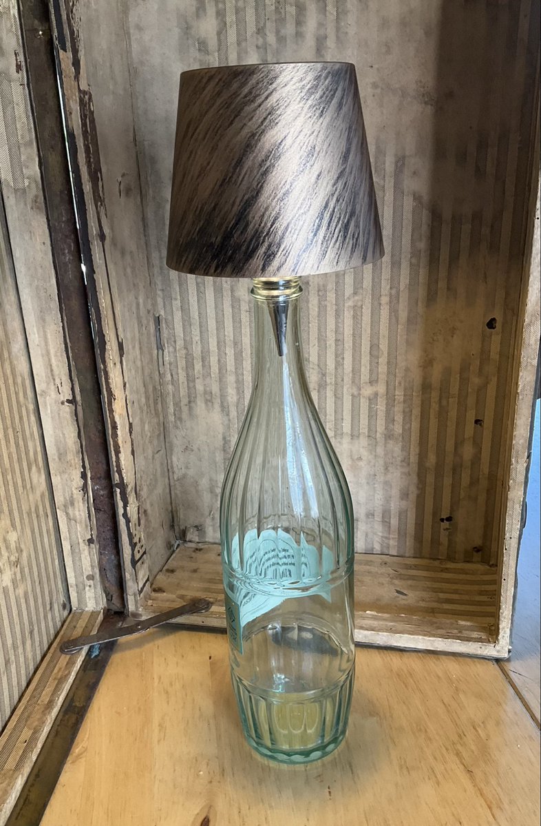 Superhuisvrouw's tweet photo. Het oplaadbaar tafellampkapje komt van Temu, is redelijk saai. Als attentie voor vriendin die echt strandliefhebber is, kreeg het kapje een make-over. Spuitverf en penhoorntjes uit Zandvoort doen de rest. Kleine moeite, groot verschil #diy https://t.co/wOaoSREfit