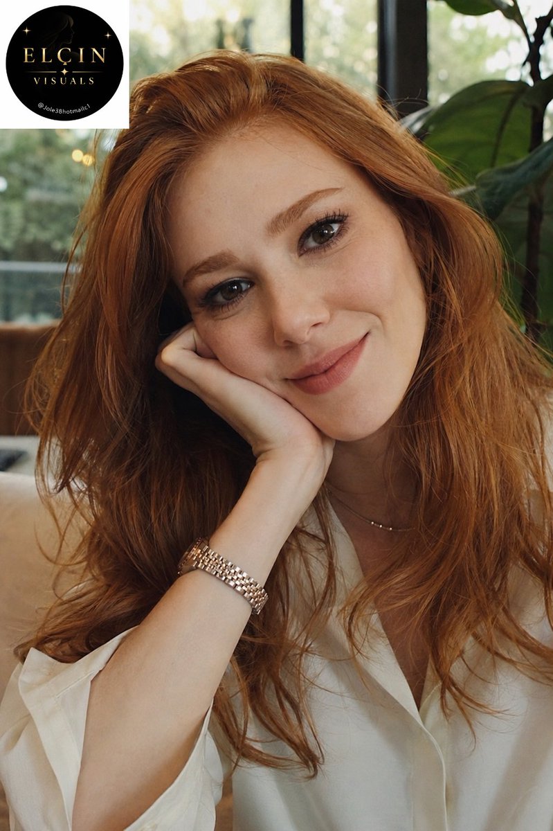 ElcinVisuals's tweet photo. Simplemente radiante. ✨ Esa mirada cálida y su inconfundible melena pelirroja son suficientes para alegrarnos el día. 😍

¿Quién más opina que Elçin Sangu es sinónimo de elegancia natural?

#ElçinSangu #ElcinSangu #ElcinVisuals @elcnsng https://t.co/dS4xnEq13m