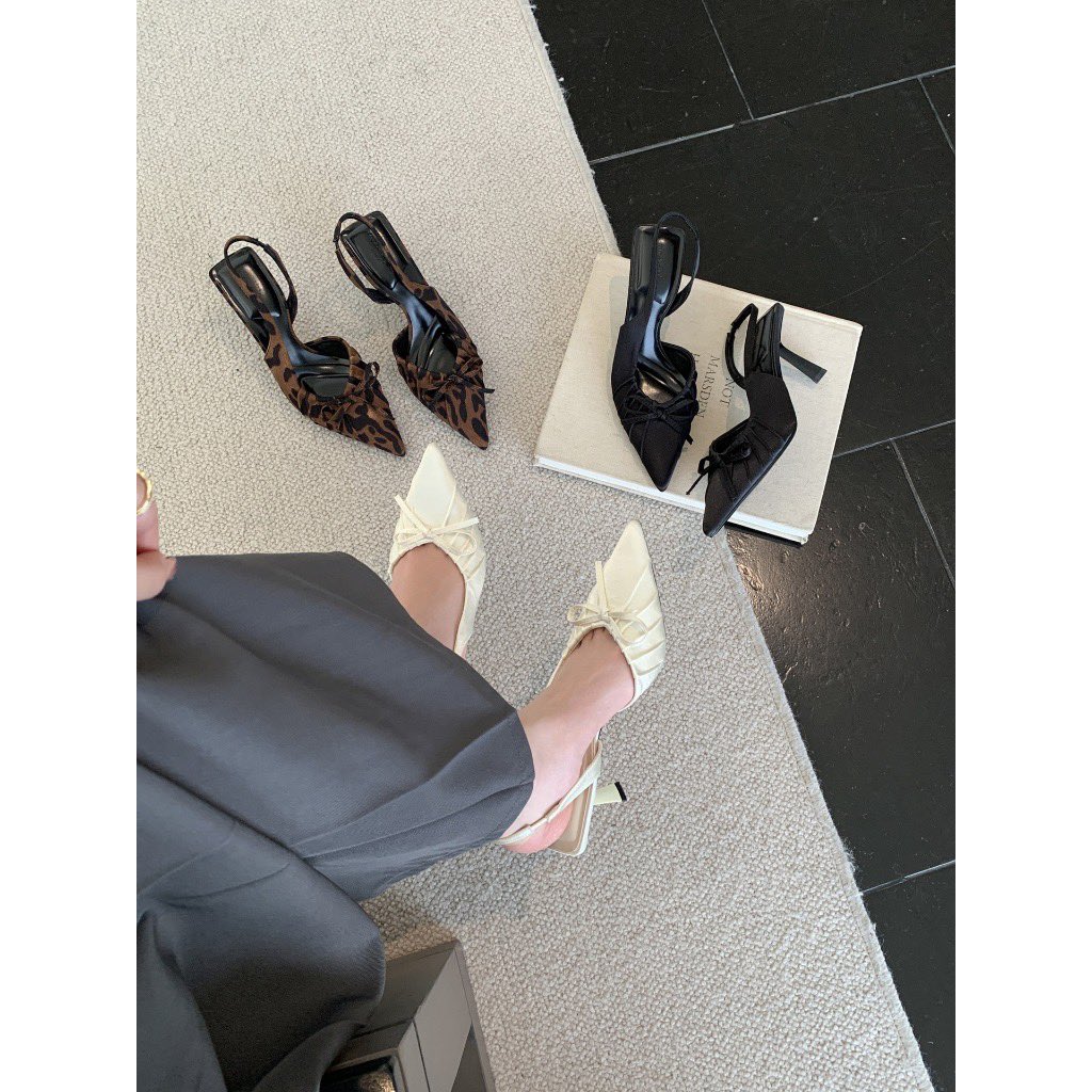 AUNThings's tweet photo. The prettiest footwear and sandals that look expensive—but won't empty your wallet. 🎀👡✨ Perfect for coffee dates, errands, work, or your next OOTD. Comfy, stylish, and easy to pair with almost anything. Which pair would you wear first? 🤍🛍️

a thread https://t.co/h16qa40eQa