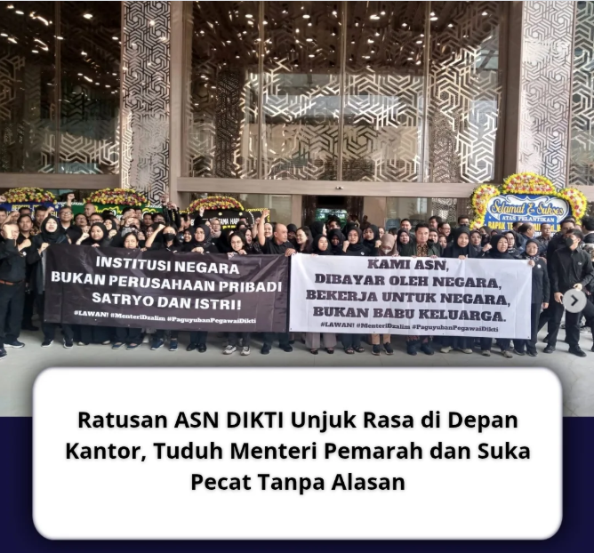 txtklsmenengah's tweet photo. Kisruh dugaan MUTASI pegawai kementerian PU terkait bocornya surat dinas Menteri PU, Dody Hanggodo, yang mengajak Anak & Istrinya dinas ke New York semakin ramai.

Dulu (2025), pernah ada kisruh demo pegawai Kemendikti yang berujung pada pencopotan Menteri Dikti saat itu, Satryo Brodjonegoro:

- Awal Mula Konflik (Meja Kerja): Menteri Satryo pernah melakukan mutasi/rotasi pegawai besar-besaran. Timbul dugaan perlakuan tidak adil. Selain itu, perselisihan jg bermula ketika pegawai rumah tangga kementerian, Neni Herlina, salah meletakkan meja di ruang kerja Menteri Satryo. Penempatan itu dipermasalahkan oleh istri menteri. Neni kemudian dimarahi dan dipecat secara lisan oleh sang Menteri.

- Sempat muncul pula rumor mengenai kekerasan verbal dan fisik (seperti isu "main tampar"), namun Satryo dengan tegas membantah isu kekerasan fisik tersebut.

- Demo Senin Hitam (Januari 2025): Sebanyak ratusan ASN Kemendikti menggelar aksi protes berbaju hitam. Mereka merasa diperlakukan tidak adil, menuntut kejelasan rekan mereka yang dipecat, dan menolak arogansi pimpinan.
Bentangkan spanduk protes ("Bukan pegawai pribadi menteri", "Selamatkan kami dari menteri pemarah, suka tampar & pecat", dll.)

- Setelah serangkaian polemik dan demo, Presiden Prabowo akhirnya mencopot Satryo Brodjonegoro dari kursi Mendikti pada reshuffle kabinet (18–19 Februari 2025). 
*Satryo mengelak dicopot, menyebut dirinya mengundurkan diri.

Akankah Fenomena serupa terjadi di Kementerian PU ??