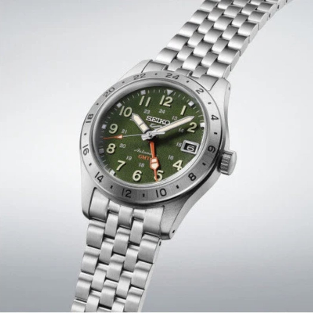 loliism's tweet photo. Seiko 5 Sports Field GMT Khaki Drill and Desert Sand. 39.4mm, automatic. I'm liking these new Seiko 5's released just a few days ago. Handsome field pieces. The stated accuracy of +45/-35 seconds per day isn't great, but probably standard for basic Seiko models like these. https://t.co/qqMJulbr7T