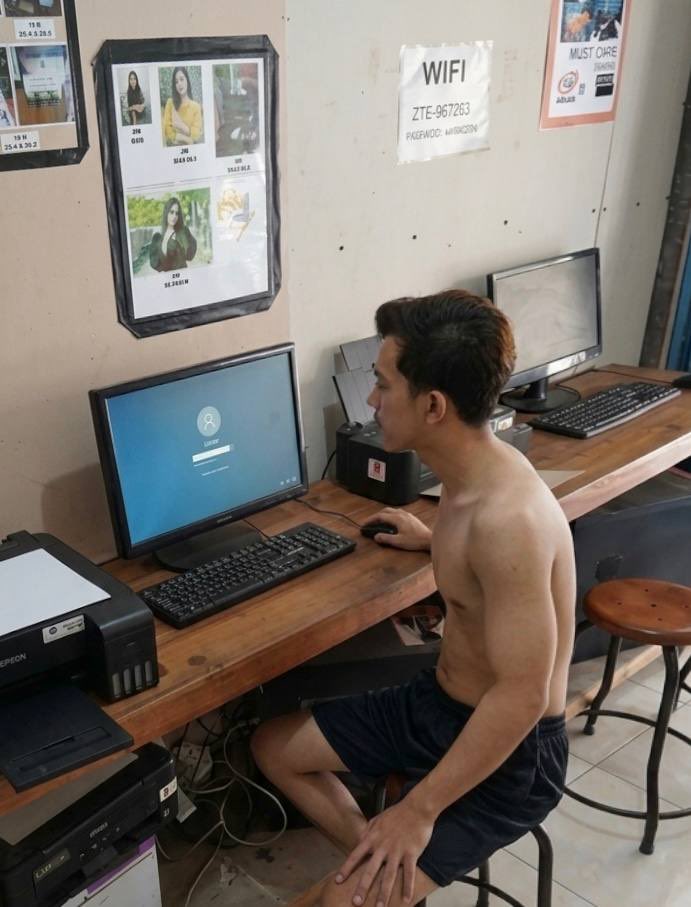 brwondonk_prank's tweet photo. Mas penjaga warnet dekat rumah🤤
Bayangin lu di posisi mimin bisa liat bentuk kont0l tukang warnet rumah lo🤣

Berawal dr sering mintol Print by chat, trs mimin prnk aje lewat wa die make fake akun🤣 ternyata sagne an coy

batang nya berurat, full crt ⤵️
https://t.co/iFhfdZRc1I https://t.co/hRC59ZaalB