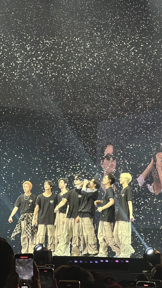 rokuwro's tweet photo. Sedih gak bisa konser kalian pas ot7, mau simpan kenangan itu di hp, mata, ingatan dan hati. Hal yang bikin sedih lainnya, gak bisa nonton konser mereka untuk kedua kalinya🥲 alasannya selalu sama... Uangnya kepakai untuk bayar UKT bgt.

Pengen aja bilang ke ortu, mah mau nonton https://t.co/7Jj2JBdUkz