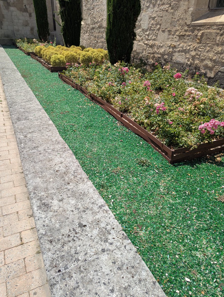 Decimaitre's tweet photo. La palme de l'idée brillante pour empêcher les SDF de s'allonger est attribuée à la mairie de Saintes pour :  "Mettre du verre pilée autour des bacs à fleur en croisant les doigts pour que les enfants se coupent pas avec" https://t.co/KOUVXvpa2f