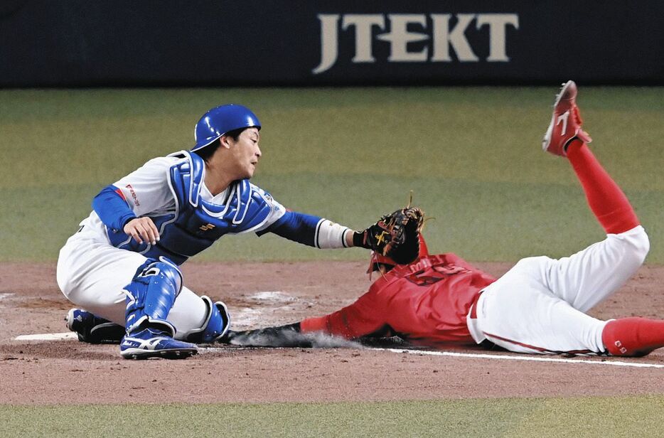 gnomotoke's tweet photo. 中日、見事な連係プレーで先発涌井をアシスト　5回、左翼線の打球に「細川→村松→加藤」無駄のない返球、広島・大盛を間一髪アウトに（中日スポーツ）-Yahoo!ニュース https://t.co/yXAEydYT1V

中日の左翼・細川成也外野手と遊撃・村松開人内野手が見事な連係プレーで先発の涌井秀章投手を救った。 https://t.co/GzCiG84bYm