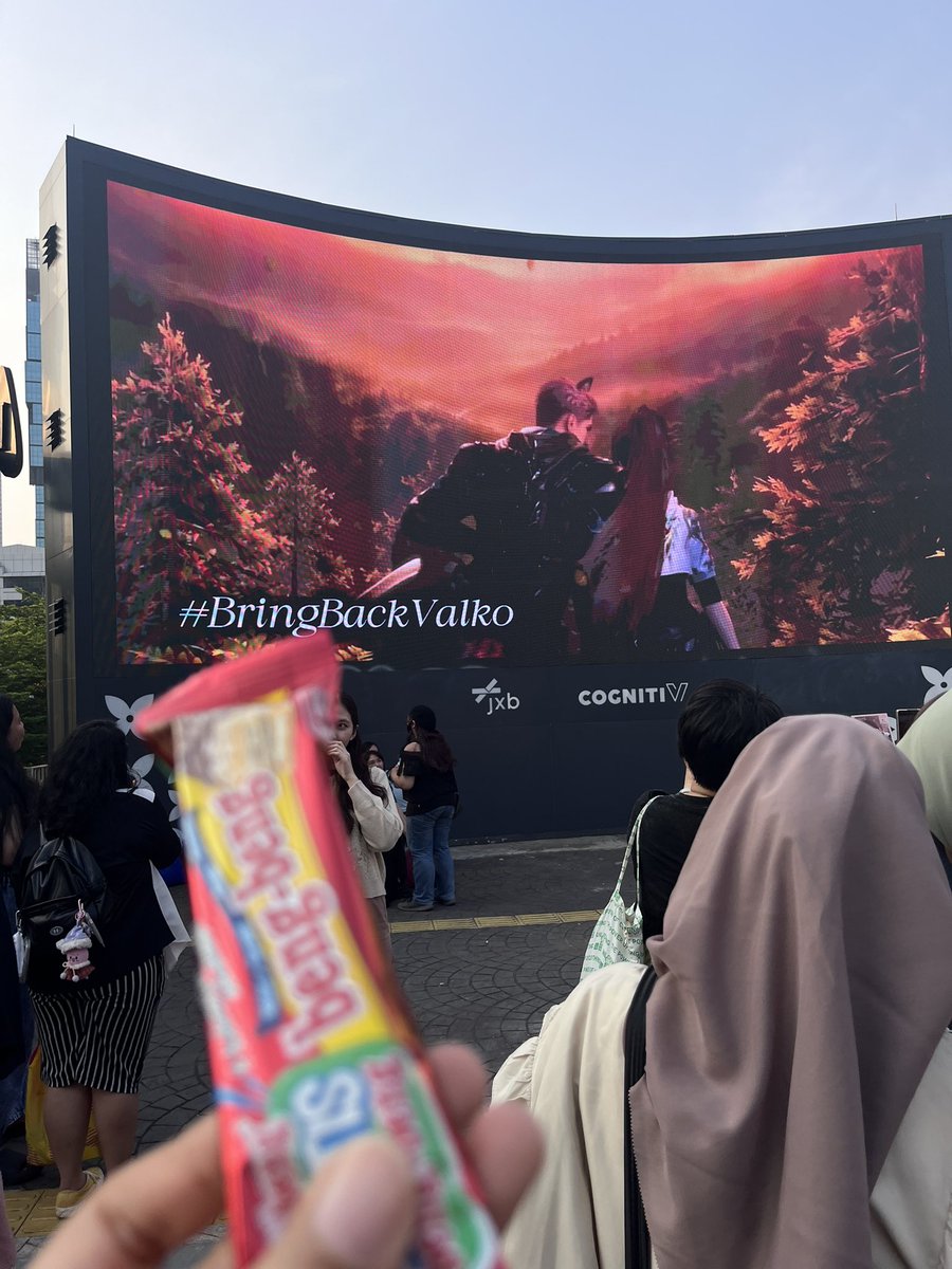 gloriosapple's tweet photo. Everyone here giving choco to another :( valko lu disayang banget :( banyak yg sayang :( https://t.co/0lnRk2rWtQ
