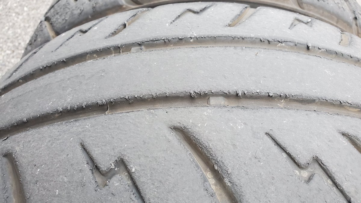 hou7d's tweet photo. 【ゆる募】タイヤ売りたし
シバタイヤR31 205/50R16
TW280 26年製
ジムカーナ30本程度使用
４本セット　3万円
手渡し／着払　(栃木から) https://t.co/RLKAiBmPUb