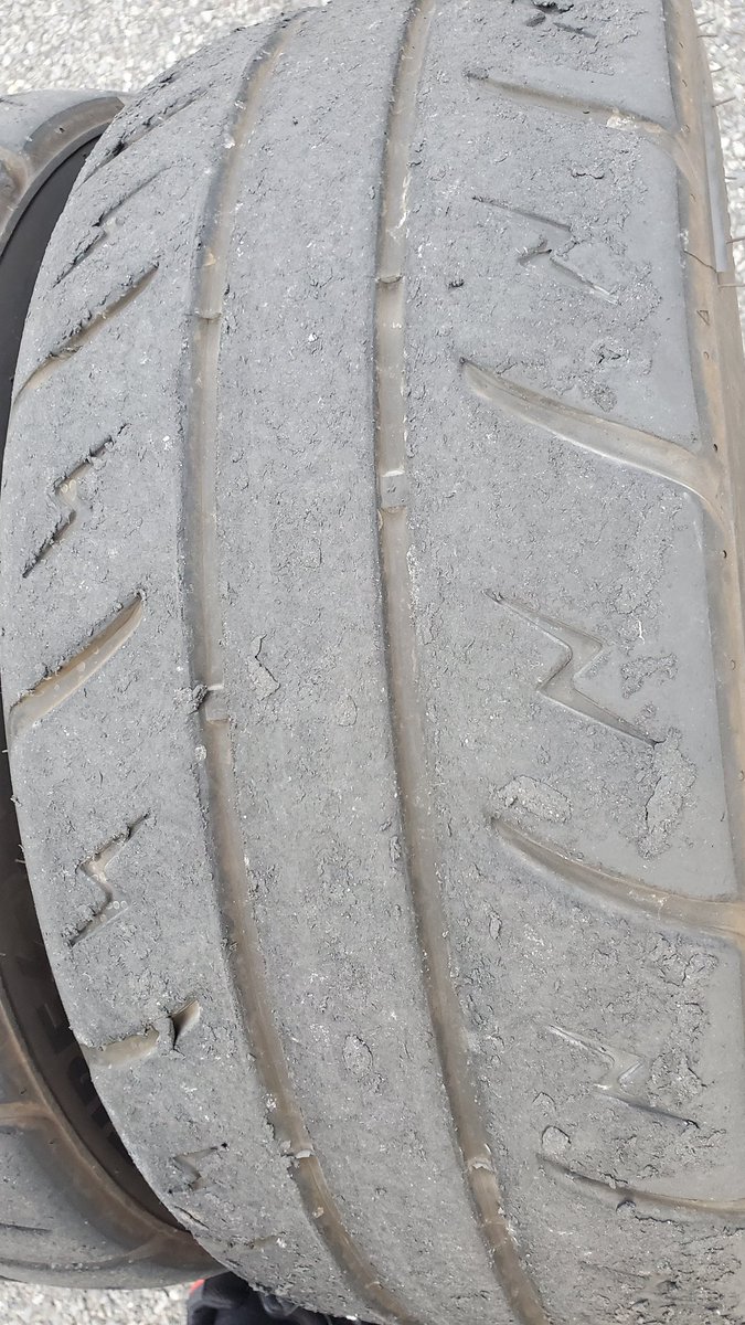 hou7d's tweet photo. 【ゆる募】タイヤ売りたし
シバタイヤR31 205/50R16
TW280 26年製
ジムカーナ30本程度使用
４本セット　3万円
手渡し／着払　(栃木から) https://t.co/RLKAiBmPUb