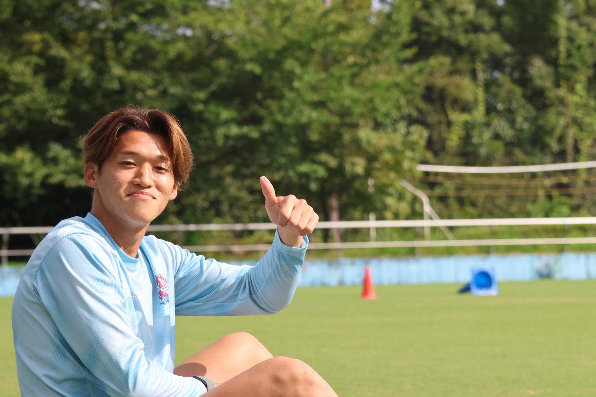 katallertoyama's tweet photo. ／
キャンプ情報📷️
＼

午後練習前の選手たちを、#古川真人 選手がパシャリ📸
カメラを向けられた選手たちから、自然な笑顔を引き出してくれました☺️
和やかな雰囲気のなか、午後のトレーニングがスタート⚽️

古川選手、ありがとう！

#カターレ富山 https://t.co/nq9nrvMGMg