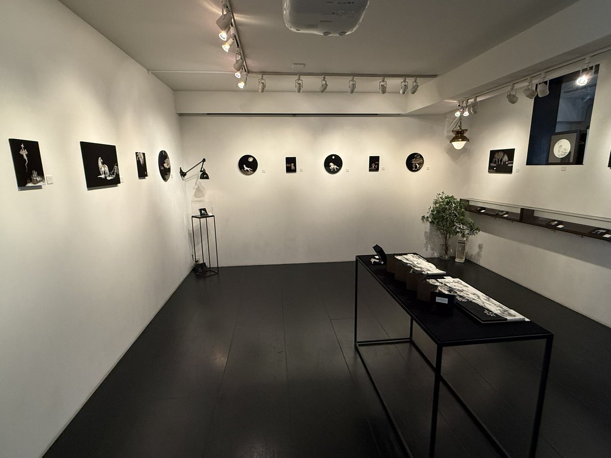 kojissa's tweet photo. 菅野さんの作品は黒のイメージが強いが、今回の新作、見ていると吸い込まれそうになる黒、際立って美しい。
サイン本、ゲットしました。
もう一度、観に行きたいなぁ
26日まで

●第131回企画 菅野まり子「枯野にて」
恵比寿　Galerie LIBRAIRIE6+シス書店 https://t.co/4AxE7G81A0