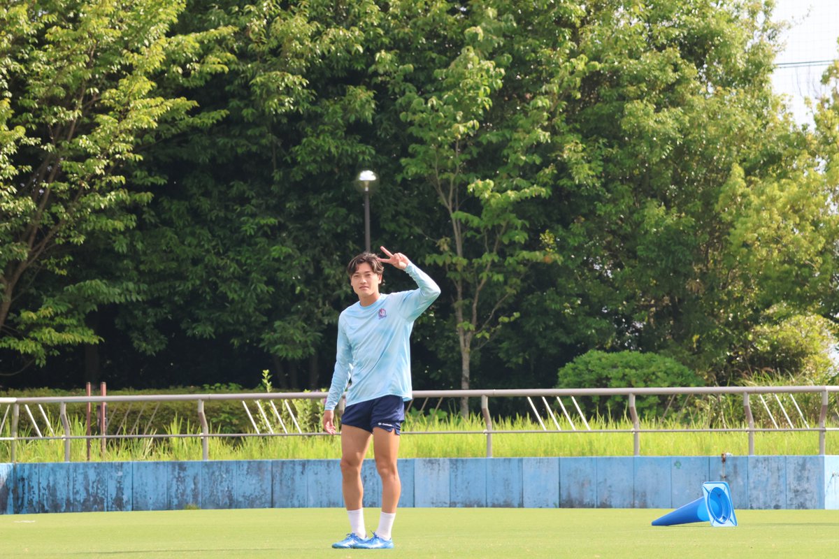 katallertoyama's tweet photo. ／
キャンプ情報📷️
＼

午後練習前の選手たちを、#古川真人 選手がパシャリ📸
カメラを向けられた選手たちから、自然な笑顔を引き出してくれました☺️
和やかな雰囲気のなか、午後のトレーニングがスタート⚽️

古川選手、ありがとう！

#カターレ富山 https://t.co/nq9nrvMGMg