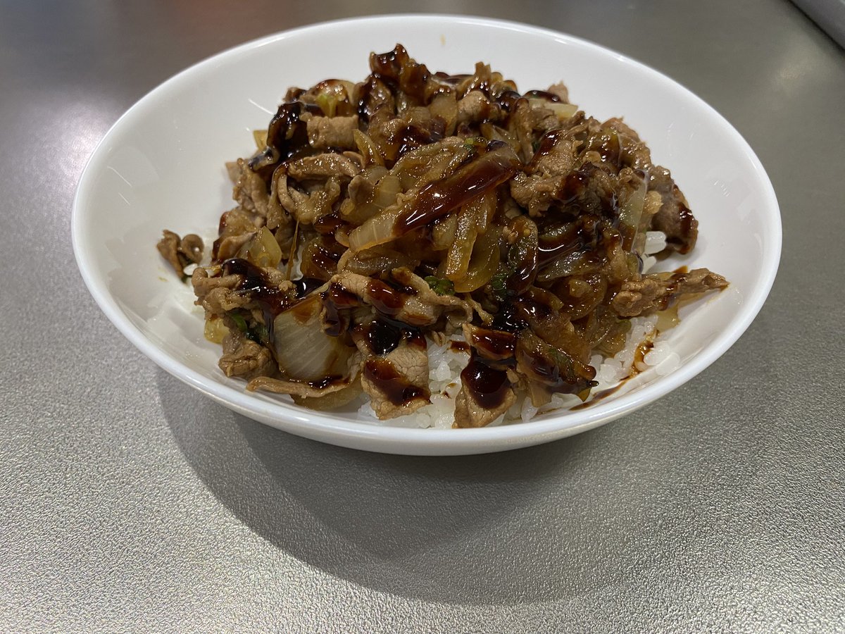 sakura06132's tweet photo. (  ˶'꒳'˵ )今日の夕飯...♪*ﾟ
牛肉のスタミナ丼 https://t.co/iXhkEo4Ke1
