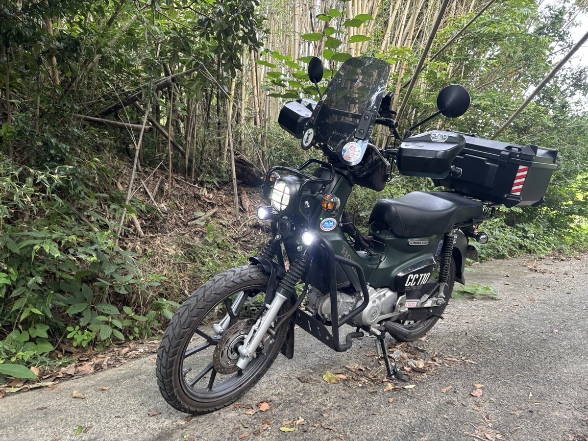 SEBONEtoCUB's tweet photo. 念願のフォグランプ装着‼️

エンジンガードが邪魔だったり、自分の配線勘違いだったりでめっちゃ時間かかった😅
でもこれで夜も安心🌃
#クロスカブ
#JA60
#キタコ https://t.co/HxndN52fyD