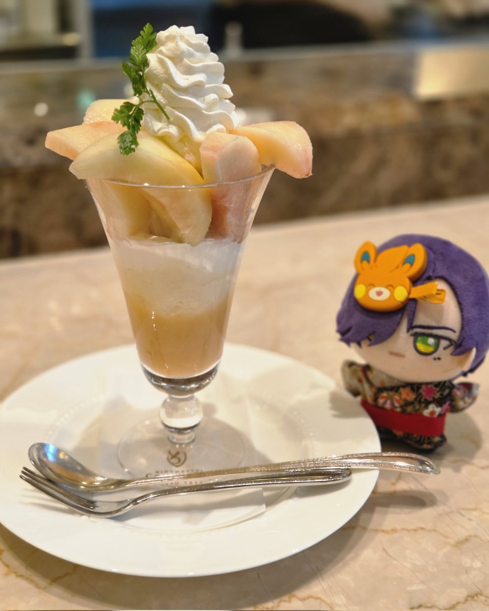 0000_honey's tweet photo. 千疋屋で桃のパフェ食べてきた🍑ᐝ https://t.co/uGY6UBz6Gt
