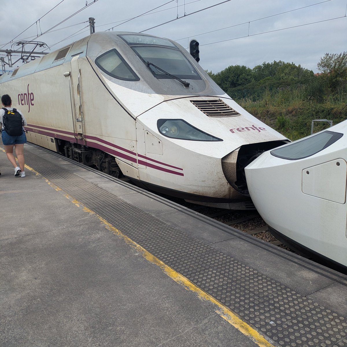 RubiasPoderosas's tweet photo. AVE Gijon - Madrid con salida a las 11:09
- de AVE a ir en dos Alivias a 11:31
- reparto de "vales" en la estación 
- gente con billete y sin asiento @oscar_puente_  @Adif_es @transportesgob, ¿qué estáis haciendo con los 80€ del billete? ¿Indemnizáis o también es causa ajena? https://t.co/CxvQF8a7Ni
