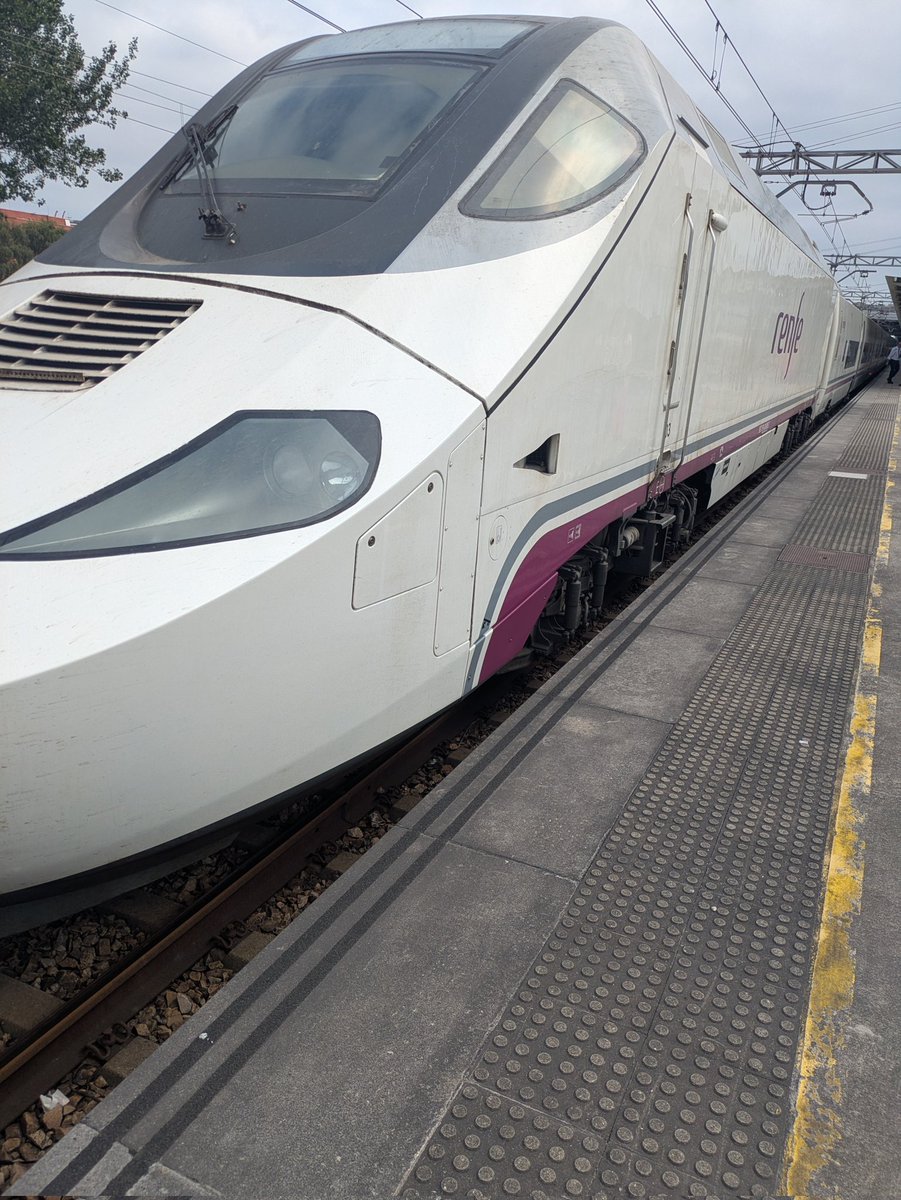 RubiasPoderosas's tweet photo. AVE Gijon - Madrid con salida a las 11:09
- de AVE a ir en dos Alivias a 11:31
- reparto de "vales" en la estación 
- gente con billete y sin asiento @oscar_puente_  @Adif_es @transportesgob, ¿qué estáis haciendo con los 80€ del billete? ¿Indemnizáis o también es causa ajena? https://t.co/CxvQF8a7Ni