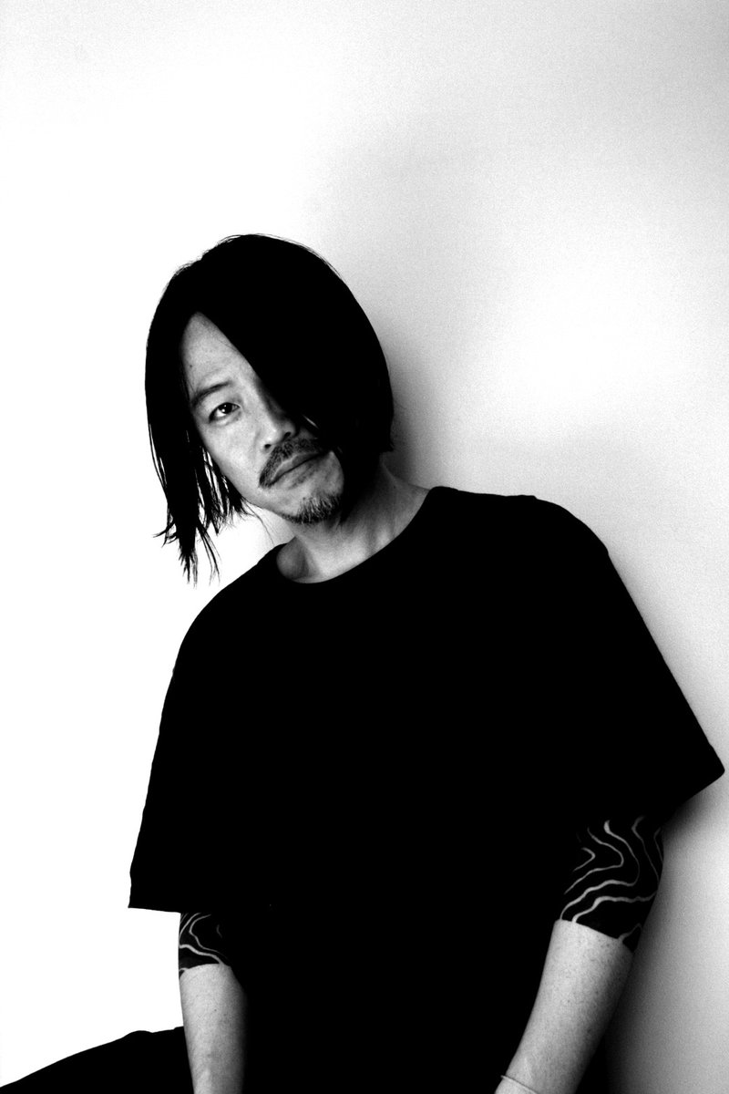 metro_kyoto's tweet photo. 【8/22(土) 世界のアンダーグラウンドを横断する SO × DOLTZ、京都METRO「platform」へ。】

Berghain、Tresor、Bassiani──世界のフロアを巡る2組が京都へ。8月の「platform」に現在進行形で世界のアンダーグラウンドシーンを横断する2組が登場。

LIVEにはDOLTZ。
テクノ、アンビエント、ノイズを横断する独自のライブセットで、Bassiani、The Bunker New York、Future Terrorなど国内外の重要パーティーへ出演。Tobias.とのアルバム『VERSUS』やDJ NobuとのユニットOmega Pointなど、現在の日本テクノシーンを代表するライブアクトの一人として世界的な評価を高め続けている。

SOは国内屈指の野外フェス「The Labyrinth」のレジデントDJ兼オーガナイザー。
Berghain、Tresor、De School、Draaimolen、Waking Lifeなどヨーロッパの主要クラブ／フェスティバルへ出演し続ける、日本を代表するストーリーテラー。一晩を一本の物語として描くロングセットは世界中のダンスフロアで高い評価を受けている。

そして関西のシーンより圧倒的な支持を誇るレジデンツDJ KAZUMAを始め、CRACKWORKSによるヴィジュアルエフェクト、Cokyu(SAMSASA)による香りの演出が加わり、音、映像、香りが交差する深夜のプラットフォームへ。

緻密なストーリーテリングと圧倒的な没入感を誇るロングジャーニーを体験してほしい。
https://t.co/ofz1wKO2dv

----------------------
platform
@京都CLUB METRO

2026年8月22日(土)
23:00 open

door : ¥3,000+1D
U-23：¥2,500+1D

LIVE:
DOLTZ

DJ :
SO (Mindgames / The Labyrinth)
KAZUMA

VJ :
CRACKWORKS

Scent:
Cokyu (SAMSASA)

Flyer Design:
MPF

メトロweb:
https://t.co/TsUT7T9gu8