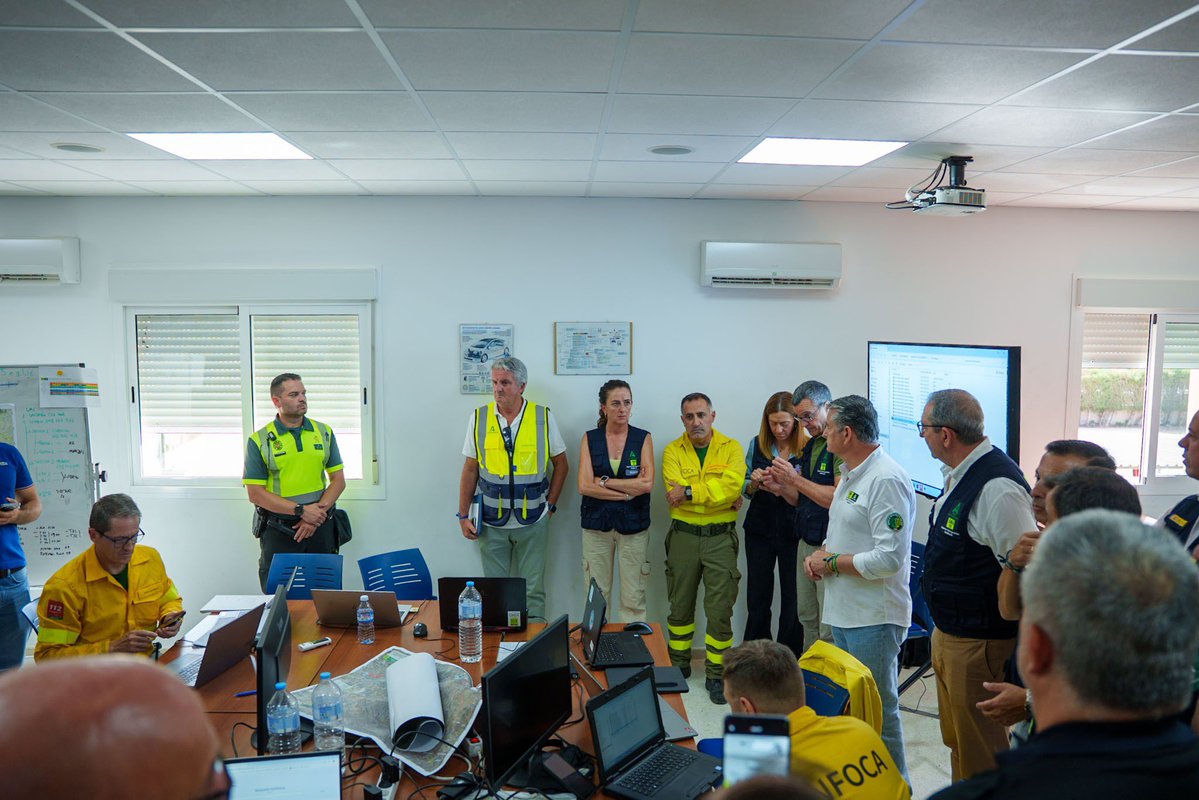 antoniosanz's tweet photo. Desde el Puesto de Mando Avanzado del #IFLosGallardos seguimos coordinando cada actuación para hacer frente al incendio y proteger a la población.

Mi reconocimiento a todos los profesionales que trabajan sin descanso con eficacia, compromiso y una extraordinaria coordinación. https://t.co/IHqHedPhYd