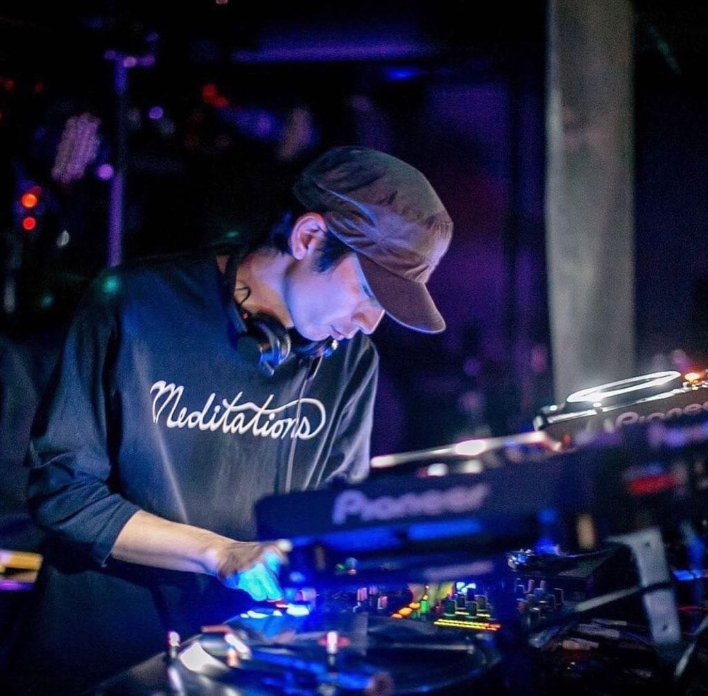 metro_kyoto's tweet photo. 【8/22(土) 世界のアンダーグラウンドを横断する SO × DOLTZ、京都METRO「platform」へ。】

Berghain、Tresor、Bassiani──世界のフロアを巡る2組が京都へ。8月の「platform」に現在進行形で世界のアンダーグラウンドシーンを横断する2組が登場。

LIVEにはDOLTZ。
テクノ、アンビエント、ノイズを横断する独自のライブセットで、Bassiani、The Bunker New York、Future Terrorなど国内外の重要パーティーへ出演。Tobias.とのアルバム『VERSUS』やDJ NobuとのユニットOmega Pointなど、現在の日本テクノシーンを代表するライブアクトの一人として世界的な評価を高め続けている。

SOは国内屈指の野外フェス「The Labyrinth」のレジデントDJ兼オーガナイザー。
Berghain、Tresor、De School、Draaimolen、Waking Lifeなどヨーロッパの主要クラブ／フェスティバルへ出演し続ける、日本を代表するストーリーテラー。一晩を一本の物語として描くロングセットは世界中のダンスフロアで高い評価を受けている。

そして関西のシーンより圧倒的な支持を誇るレジデンツDJ KAZUMAを始め、CRACKWORKSによるヴィジュアルエフェクト、Cokyu(SAMSASA)による香りの演出が加わり、音、映像、香りが交差する深夜のプラットフォームへ。

緻密なストーリーテリングと圧倒的な没入感を誇るロングジャーニーを体験してほしい。
https://t.co/ofz1wKO2dv

----------------------
platform
@京都CLUB METRO

2026年8月22日(土)
23:00 open

door : ¥3,000+1D
U-23：¥2,500+1D

LIVE:
DOLTZ

DJ :
SO (Mindgames / The Labyrinth)
KAZUMA

VJ :
CRACKWORKS

Scent:
Cokyu (SAMSASA)

Flyer Design:
MPF

メトロweb:
https://t.co/TsUT7T9gu8