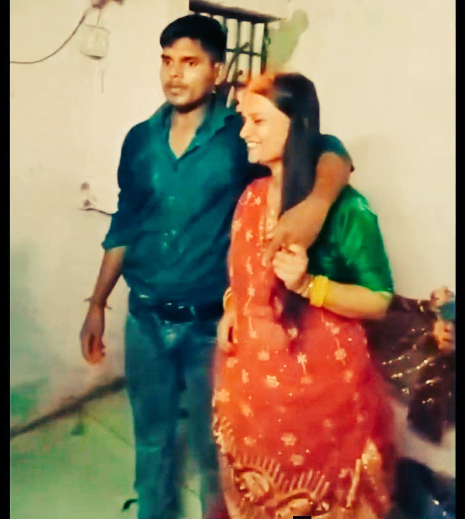 ReddyKriti55162's tweet photo. "ये नीतिश कुमार (22) हैं, खगड़िया, बिहार के रहने वाले हैं। रात के अंधेरे में अपनी प्रेमिका (32) से मिलने उसके घर पहुंच गए। सोचिए, महिला को लगा होगा कि रात में मिलने आए हैं, लेकिन प्रेमिका की बहन और भाई पहले से तैयार थे। मौका मिलते ही दोनों की शादी करवा दी।
महिला का 10 साल पहले तलाक हो चुका था। पहले पति से उसकी एक बच्ची भी है। महिला पेशे से नर्स है।
नीतिश पिछले 2 महीने से इस महिला से बात कर रहे थे। मिलने पहुंचे, लेकिन महिला के घर वालों ने उनका प्लान बदल दिया और दोनों की शादी करा दी।"