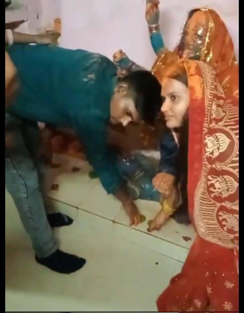 ReddyKriti55162's tweet photo. "ये नीतिश कुमार (22) हैं, खगड़िया, बिहार के रहने वाले हैं। रात के अंधेरे में अपनी प्रेमिका (32) से मिलने उसके घर पहुंच गए। सोचिए, महिला को लगा होगा कि रात में मिलने आए हैं, लेकिन प्रेमिका की बहन और भाई पहले से तैयार थे। मौका मिलते ही दोनों की शादी करवा दी।
महिला का 10 साल पहले तलाक हो चुका था। पहले पति से उसकी एक बच्ची भी है। महिला पेशे से नर्स है।
नीतिश पिछले 2 महीने से इस महिला से बात कर रहे थे। मिलने पहुंचे, लेकिन महिला के घर वालों ने उनका प्लान बदल दिया और दोनों की शादी करा दी।"