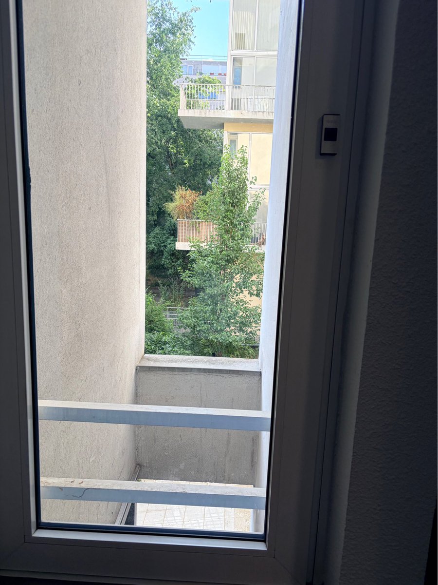 VigneDe's tweet photo. 🥵Paris Habitat supprime les poignées des fenêtres de palier pourtant prévues par l’architecte pour favoriser la circulation de l’air en période de canicule. Curieux paradoxe : on invoque le respect du bâtiment, mais on néglige le confort des locataires. #Paris12 https://t.co/1so8t0cbnu
