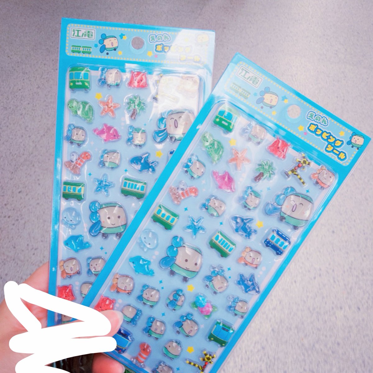 L_ekinado's tweet photo. こんなんあったのしらなかったーーー！！！江ノ電シール！えのんくんぷくぷくシールやんけ！かわいいが！！！
遠慮なく貼れるように2個買った https://t.co/Eea1g5q37e