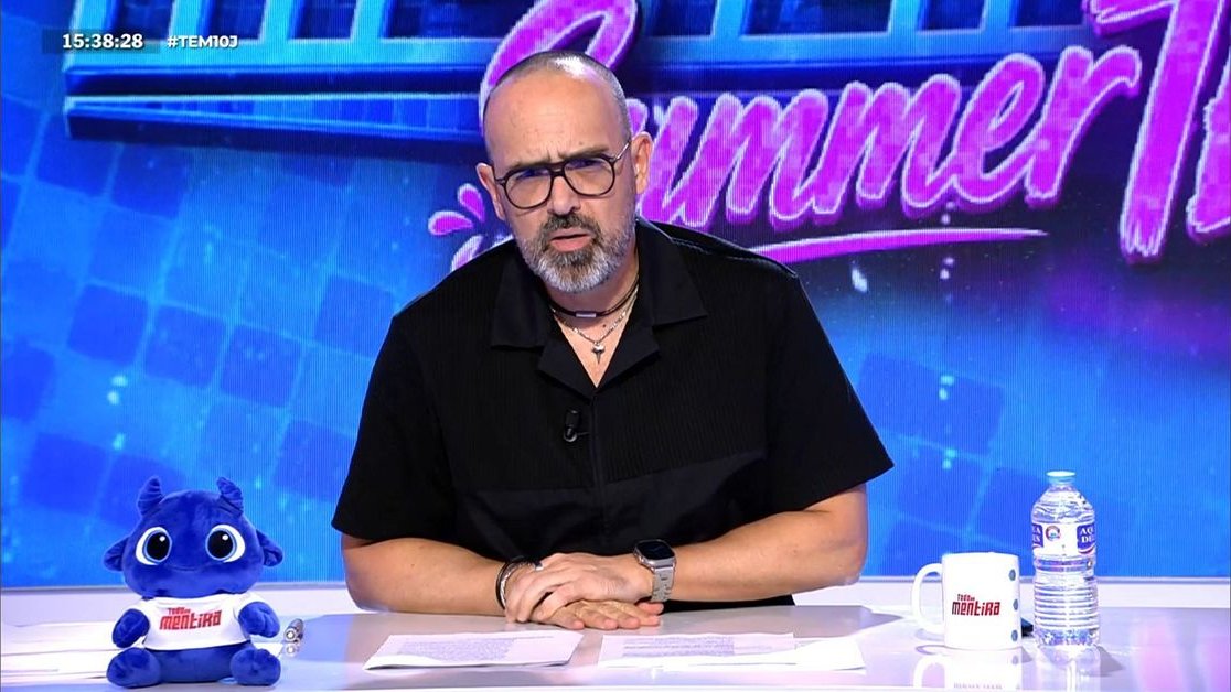 Dos30TV's tweet photo. 🔵 Siguen los datazos en verano para @todoesmentiratv que ayer firma un sensacional 7.6% de share y 631.000 espectadores

🟣 El programa capitaneado por @ristomejide supera los 2.7 millones de espectadores únicos. Programa que más aporta a @cuatro 

#QueVivaLaTele #Audiencias https://t.co/R8fBHmZHLs